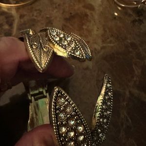 Gold plated bracelet With zircon.